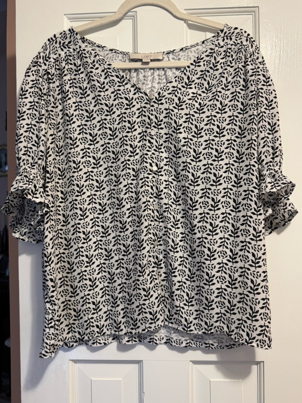 NWOT! LOFT Black and White Leaf-Print Pattern V-Neck Ruffle Sleeve Blouse XL